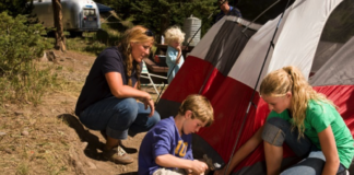 Ergernissen op de camping en hoe ze te voorkomen Tent opzetten