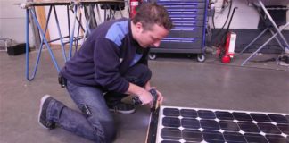 Video: Hoe wordt een zonnepaneel op een camper geplaatst?