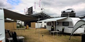 Gezin kampeert naast centre court Rosmalen centre court in Rosmalen