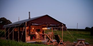Luxe kamperen op de boerderij kamperen op de boerderij met boerenbed