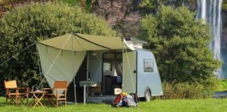 Kip Shelter Tent kamperen in een kleine caravan Kip Shelter
