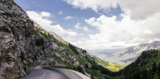 Rijden in de bergen met de caravan met de caravan in de bergen