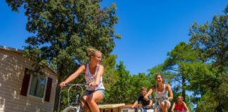 Camping La Croix Du Vieux Pont in een boom- en bloemrijk park camping La Croix du Vieux Pont