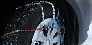 Veel wintersporters laks met sneeuwkettingen sneeuwkettingen