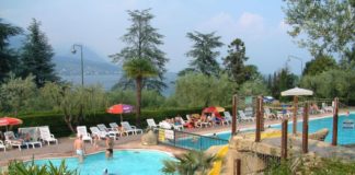 Camping Eden is gelegen in de baai van Salo van het Gardeameer Camping Eden Italië