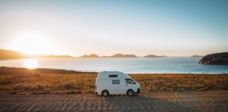 Kampeerder staat te springen om de grens over te gaan Kampeerder staat te springen om de grens over te gaan