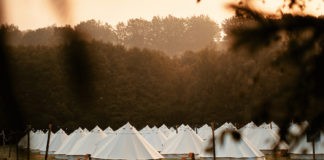 ‘Famping’ in een circusdorp 'Famping' in een circusdorp