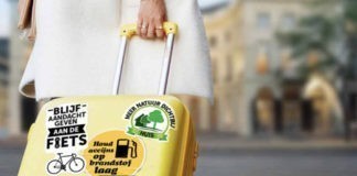 ANWB-koffer onderweg naar Prinsjesdag Het koffertje van de ANWB onderweg naar Prinsjesdag