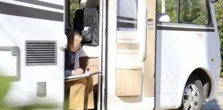 Vernieuwde parking voor campers verwelkomt jaarlijks 1.000 toeristen Vernieuwde parking voor campers verwelkomt jaarlijks 1.000 toeristen