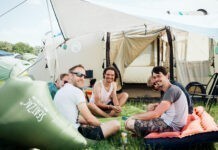 Festivalbezoekers wandelen zij aan zij met Tim Knol Festivalbezoekers wandelen zij aan zij met Tim Knol en De Wandelclub tijdens Mañana Mañana 2023