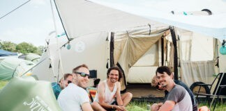Festivalbezoekers wandelen zij aan zij met Tim Knol Festivalbezoekers wandelen zij aan zij met Tim Knol en De Wandelclub tijdens Mañana Mañana 2023