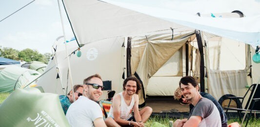 Festivalbezoekers wandelen zij aan zij met Tim Knol Festivalbezoekers wandelen zij aan zij met Tim Knol en De Wandelclub tijdens Mañana Mañana 2023
