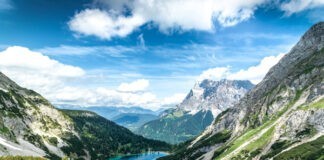 Hikers en bikers: begin je tocht vanaf de bergtoppen Hikers en bikers: begin je tocht vanaf de bergtoppen
