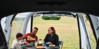 Kamperen met de kinderen in de zomer Kamperen met de kinderen in de zomer