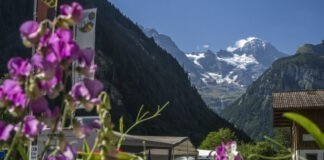 Camping Breithorn omgeven door brullende watervallen Camping Breithorn omgeven door brullende watervallen
