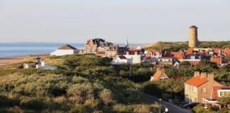 Kamperen in Zeeland: geniet van de natuur en de zee Kamperen in Zeeland: geniet van de natuur en de zee sea, seaside resort, water tower, roofs, domburg, zeeland, north sea, netherlands, coast, sand dunes, panorama