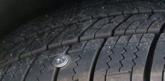 Een lekke autoband zelf “plakken” of een reservewiel? Lekke autoband - Lekke band