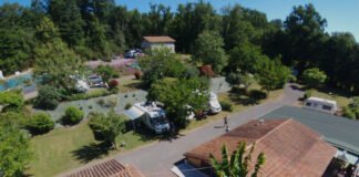 Kamperen aan de rivier in rust en natuur Kamperen aan de rivier in rust en natuur