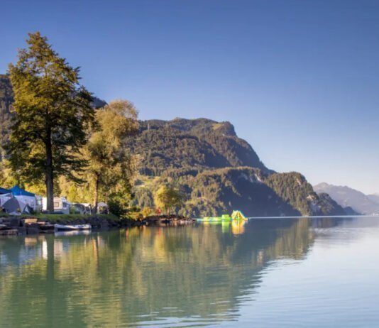 Kamperen aan het meer van Brienz bij Camping Aaregg Kamperen aan het meer van Brienz bij Camping Aaregg