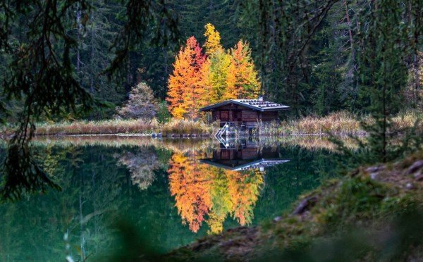 Wandel door de kleurrijke herfst van de Tiroler Zugspitz Arena Wandel door de kleurrijke herfst van de Tiroler Zugspitz Arena