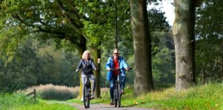 Ontdek de Grebbelinie per fiets – Drie nieuwe routes onthuld Routebureau Utrecht en RBT Heuvelrug & Vallei lanceren drie bijzondere fietsroutes langs de historische Grebbelinie. Met een volledig vernieuwd knooppuntennetwerk zijn de routes Grebbelinie Noord, Midden en Zuid nu beter bereikbaar en toegankelijker dan ooit. Deze routes nodigen uit om op de fiets het unieke erfgoed van de Grebbelinie te ontdekken. Op avontuur langs historische verdedigingswerken De Grebbelinie, die zich uitstrekt van de Nederrijn bij de Grebbeberg tot Spakenburg, speelde eeuwenlang een cruciale rol in de verdediging van ons land. Tijdens fietsroute Grebbelinie Noord ontdek je het noordelijke deel, van Amersfoort naar Spakenburg, waar oude bunkers en kazematten verstopt liggen in het landschap. Route Midden voert je langs de prachtige natuur rond Veenendaal en Scherpenzeel. De zuidelijke route onthult het indrukwekkende militaire erfgoed nabij de Grebbeberg en Rhenen (bron:opdegrebbelinie.nl). “We willen mensen inspireren om per fiets deze bijzondere verdedigingslinie te verkennen. De combinatie van geschiedenis en natuur maakt dit een unieke ervaring,” zegt Laura Nieuwenhuis, Coördinator Marketing bij RBT Heuvelrug & Vallei. Groeiende interesse in actieve en betekenisvolle uitjes De lancering van deze fietsroutes past binnen de toenemende vraag naar actieve, betekenisvolle en duurzame recreatie. Jaarlijks trekken de Utrechtse Heuvelrug en Gelderse Vallei miljoenen bezoekers die rust, ruimte en historie zoeken. Fietsen is hierbij niet alleen populair onder lokale bewoners, maar ook onder bezoekers uit de Randstad, Duitsland en Vlaanderen. “Met het vernieuwde fietsknooppuntennetwerk en deze thematische routes versterken we de aantrekkelijkheid en toegankelijkheid van de Grebbelinie als culturele bestemming", aldus Laura Nieuwenhuis. Tijdens de eerste Utrechtse Fietsvierdaagse, die begin september in Leusden plaatsvond, stond één van de etappes volledig in het teken van de Grebbelinie. Ruim 350 deelnemers genoten van bijzondere locaties als de Museumbunker, het Grebbelinie Bezoekerscentrum en Museum Grebbelinie in ’t Vizier. De enthousiaste reacties lieten zien hoe aantrekkelijk het is om dit unieke gebied per fiets te ontdekken. Met de drie nieuwe thematische fietsroutes – Grebbelinie Noord, Midden en Zuid – kunnen liefhebbers die ervaring nu eenvoudig zelf herbeleven. Deze routes voeren langs dezelfde indrukwekkende natuur en erfgoedlocaties, en maken het mogelijk om in eigen tempo de rijke verhalen van de linie te ervaren. Praktische informatie en extra beleving Alle drie de routes zijn duidelijk bewegwijzerd, variëren in afstand van circa 30 tot 50 kilometer en kunnen op diverse plekken gestart worden. Op routepunten staan informatieve borden met fascinerende verhalen uit het verleden van de linie. Daarnaast zijn er talrijke gezellige horecagelegenheden onderweg, ideaal voor een ontspannen tussenstop. Ontdek de routes hier: Fietsroute Grebbelinie Noord Fietsroute Grebbelinie Midden Fietsroute Grebbelinie Zuid Het volledig vernieuwde fietsknooppuntennetwerk van Routebureau Utrecht omvat inmiddels ruim 1850 kilometer aan bewegwijzerde fietsroutes (bron:Routebureau Utrecht). Meer informatie over de routes, inclusief gedetailleerde kaarten en GPS-coördinaten, is te vinden op opdegrebbelinie.nl.