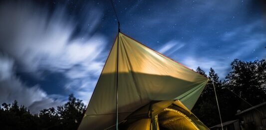 Tentdoek ademt écht, maar alleen één kant op Tentdoek ademt écht – maar alleen één kant op