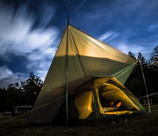 Tentdoek ademt écht, maar alleen één kant op Tentdoek ademt écht – maar alleen één kant op