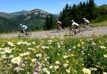 Gravelbiken en racefietsen over cols en door de ruige natuur Gravelbiken en racefietsen over cols en door de ruige natuur