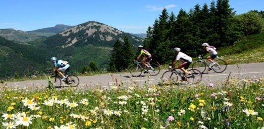 Gravelbiken en racefietsen over cols en door de ruige natuur Gravelbiken en racefietsen over cols en door de ruige natuur