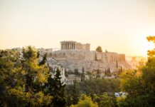Trap door Tijd en Traditie: Ervaar het Authentieke Griekenland per Fiets Trap door Tijd en Traditie: Ervaar het Authentieke Griekenland per Fiets