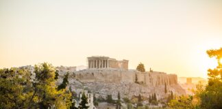 Trap door Tijd en Traditie: Ervaar het Authentieke Griekenland per Fiets Trap door Tijd en Traditie: Ervaar het Authentieke Griekenland per Fiets