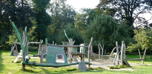 Waarom natuurlijke speelplekken heel goed passen bij moderne campings Waarom natuurlijke speelplekken heel goed passen bij moderne campings