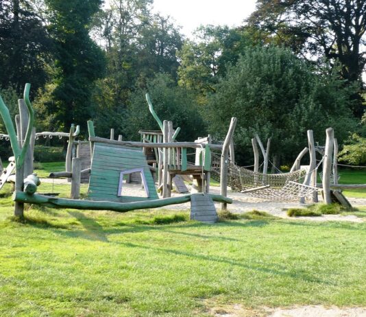 Waarom natuurlijke speelplekken heel goed passen bij moderne campings Waarom natuurlijke speelplekken heel goed passen bij moderne campings