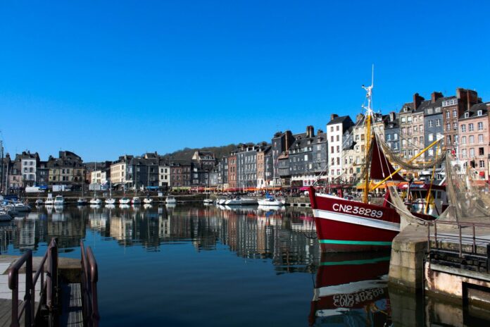 Haven van Honfleur © Gunther Bauer via Unsplash Verrassend dichtbij: 10 kleine Franse steden voor het perfecte weekendje weg