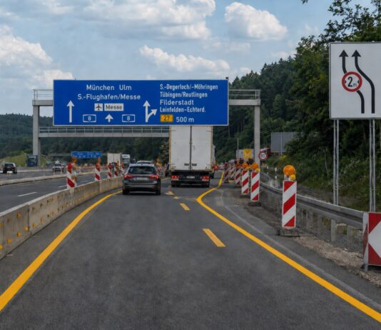Auto te breed? Dan kun je in Duitsland een boete krijgen! Auto te breed? Dan kun je in Duitsland een boete krijgen!