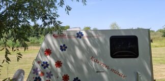 Van gewone aanhanger naar de kleurrijkste tiny caravan Van gewone aanhanger naar de kleurrijkste tiny caravan