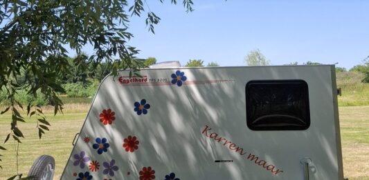 Van gewone aanhanger naar de kleurrijkste tiny caravan Van gewone aanhanger naar de kleurrijkste tiny caravan