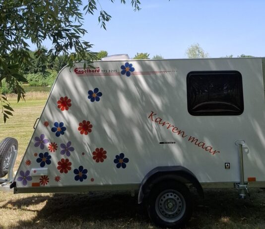 Van gewone aanhanger naar de kleurrijkste tiny caravan Van gewone aanhanger naar de kleurrijkste tiny caravan