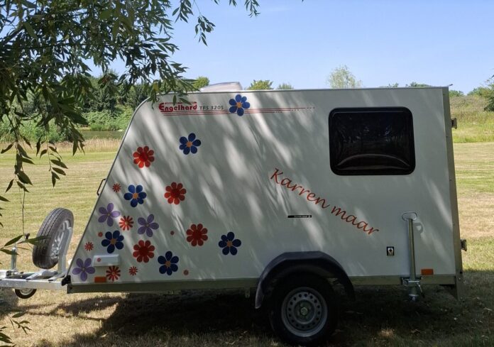 Van gewone aanhanger naar de kleurrijkste tiny caravan Van gewone aanhanger naar de kleurrijkste tiny caravan