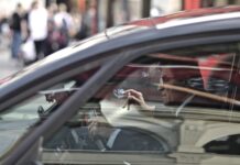 Roken met kinderen in de auto: over de grens tot 1.000 euro boete Roken met kinderen in de auto: over de grens tot 1.000 euro boete
