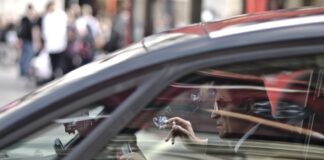 Roken met kinderen in de auto: over de grens tot 1.000 euro boete Roken met kinderen in de auto: over de grens tot 1.000 euro boete
