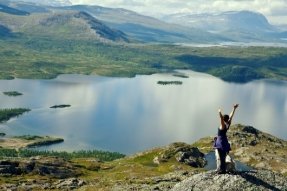 Hemavan-Tärnaby biedt adembenemende uitzichten en ongerepte landschappen. Er is hier een breed scala aan wandelroutes, waaronder de Kungsleden, die men vanwege het allemansrecht in alle rust kan verkennen.