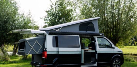 Wally-Van: compacte camper met een vast bed Wally-Van: compacte camper met een vast bed