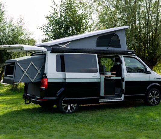 Wally-Van: compacte camper met een vast bed Wally-Van: compacte camper met een vast bed