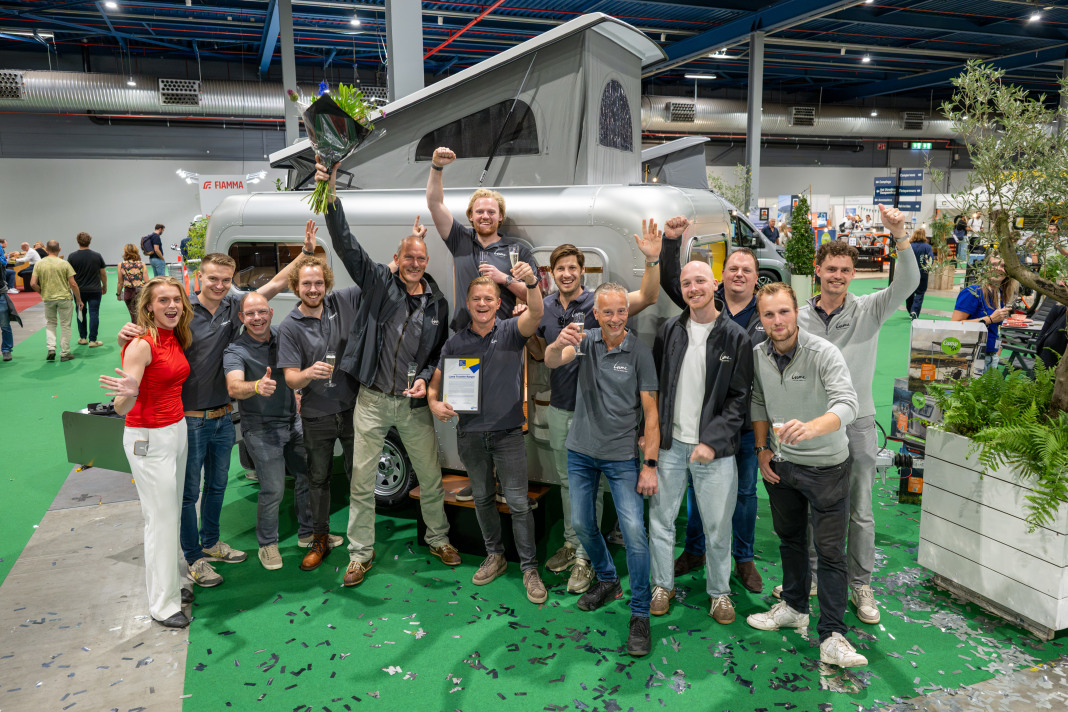 Een opvallende aluminium caravan