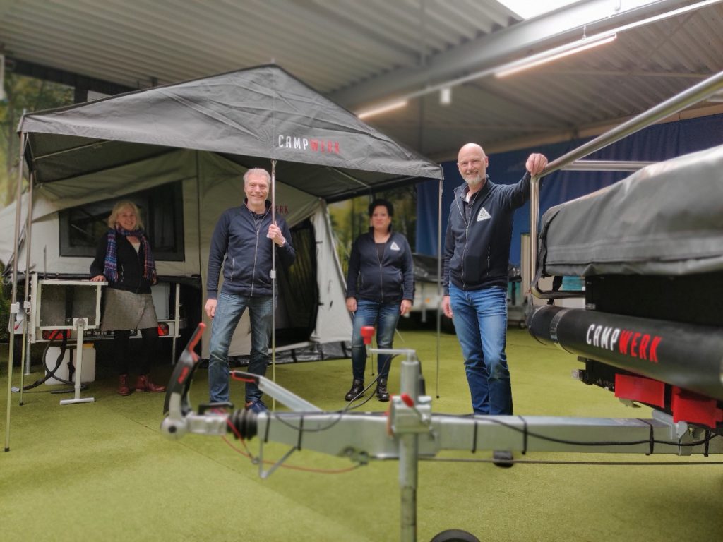 Medewerkers van Tent Trailer Center Boxtel ‘de Vouwwagenspecialist’ voor een deel van het assortiment van CAMPWERK