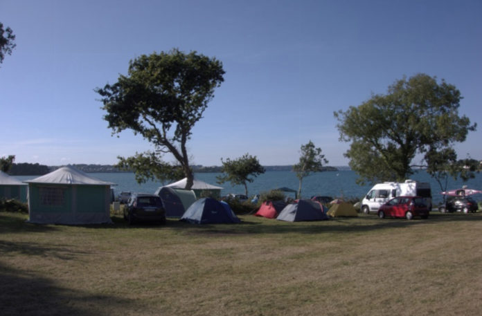 Camping Les Pieds dans l’Eau omsloten door natuur
