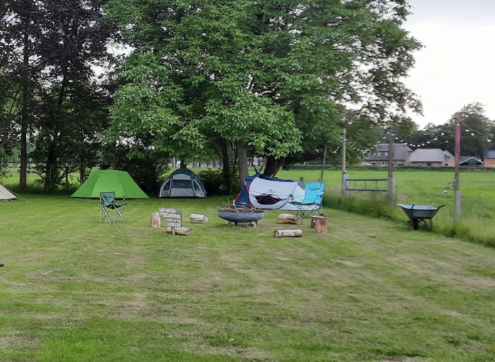 In Klarenbeek, een dorpje op de Veluwe, ligt tussen de weilanden minicamping Woodstock. Hier heerst een relaxte sfeer