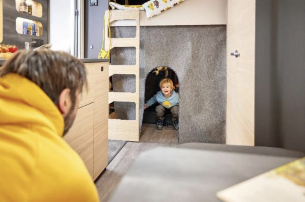 Overdagsituatie in het bedgedeelte van de kinderbed van de Maxia 595 kml