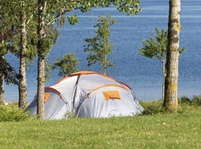 Camping Le Caussanel aan de oevers van het meer van Pareloup